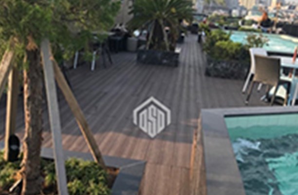 리조트 수영장 주변 데크